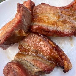 เซ็ตหมูสามชั้นอบโอ่งพร้อมข้างเหนียว