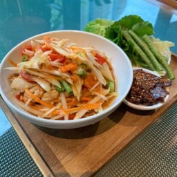 ส้มตำไทย แกล้มก้างปลาข้างเหลืองทอด