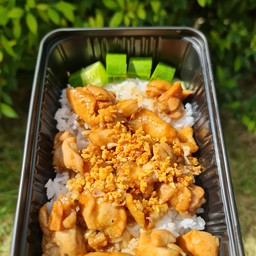 ข้าวราดไก่ทอดกระเทียม