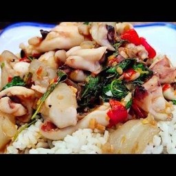ผัดกะเพราปลาหมึกราดข้าว