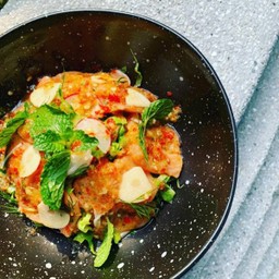 แซลมอนจี๊ดจ๊าดราดน้ำจิ้มซีฟู๊ด