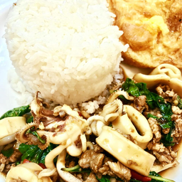 กระเพราปลาหมึกราดข้าว