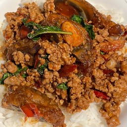 ข้าวกะเพราหมูสับไข่เยี่ยวม้า