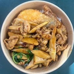 กะเพราไก่พริกแห้ง-หน่อไม้-ไข่ดาว
