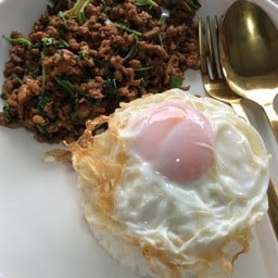 กะเพราหมูราดข้าว+ไข่ดาว