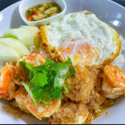 กุ้งผัดกระเทียมพริกไทยไข่ดาว ราดข้าว