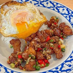 สามชั้นผัดพริกสด ไข่ดาว ราดข้าว