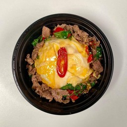 ข้าวไข่ละมุนกระเพราเนื้อ