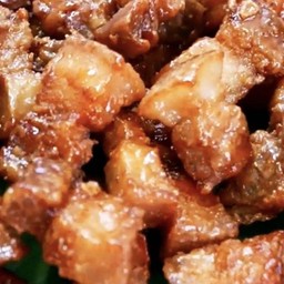 ข้าวบู๋กรอบ กับ แจ่ว หรือน้ำจิ้มซีฟู๊ดหรือซอสพริก