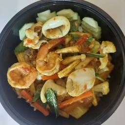 ข้าวหอมมะลิราดผัดพริกแกงทะเล