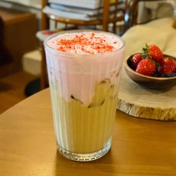 Vanilla latte w/Strawberry Cream