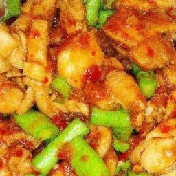 ไก่ผัดพริกแกงใต้ราดข้าว