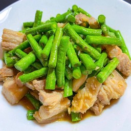 ถั่วฝักยาวผัดหมูสามชั้น