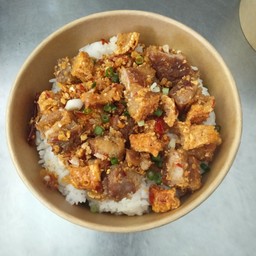 ข้าวหมูกรอบคั่วพริกเกลือ 2 น้ำเปล่า2 ขวด
