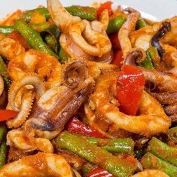 หมึกผัดพริกแกงใต้ราดข้าว