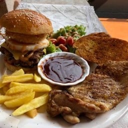 Combo  B  เบอร์เกอร์หมู+สเต็กไก่พริกไทดำ
