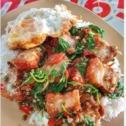 กะเพราหมูกรอบ / ไข่ดาว
