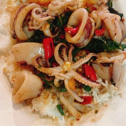 กระเพราปลาหมึกราดข้าว