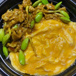 ข้าวเครื่องแกงเนื้อลูกเหรียง คู่ ไข่ข้น