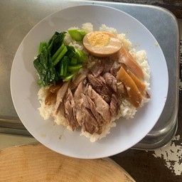 หนึ่งก๋วยเตี๋ยวหมูตุ๋นกะข้าวขาหมู
