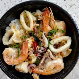 กะเพราทะเลพริกแห้งราดข้าว