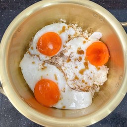 ไข่ดาวคลุกน้ำมันงา ราดข้าว ( ไข่3ใบ )
