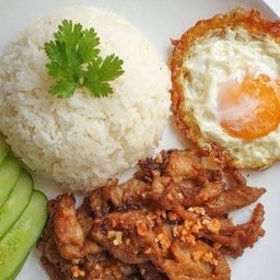 หมูทอดกะเทียม    ไข่ดาว