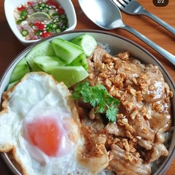 หมูกระเทียมไข่ดาว ราดข้าว