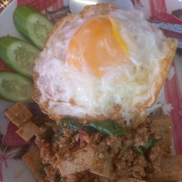 กระเพราหมูยอหมูสับ(ฟรีไข่ดาวผัดน้ำ โปรเดือนนี้แถมน้ำ