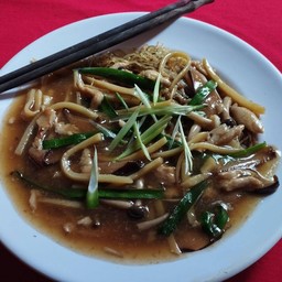 [อร่อยซ่ากับโค้ก] โกยซีหมี่ (หมู) +  โค้ก ออริจินัล (กระป๋อง) 