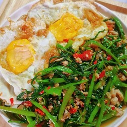 ผัดผักบุ้งหมูสับ ไข่ดาวx2 ราดข้าว