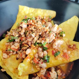 เกี๊ยวทอดกรอบต้มยำ