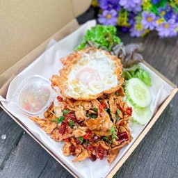 ข้าวกะเพราไก่ชิ้น ไข่ดาว