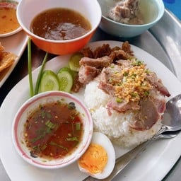 ข้าวหมูย่าง+หมูกรอบไข่ต้มน้ำจิ้มแจ่วแซ่บนัว