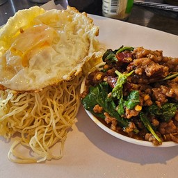 บะหมี่ กระเพราพริกแห้งไข่ดาว(บะหมี่)