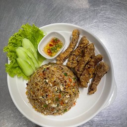 ข้าวผัดน้ำพริกหมูทอด