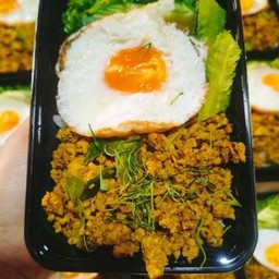 ข้าวคั่วกลิ้งหมูสับ-ไข่ดาว