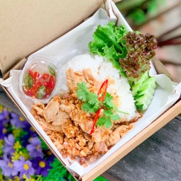 ข้าวไก่ชิ้นกระเทียม