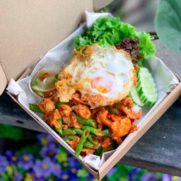 ข้าวหมูชิ้นผัดพริกแกงถั่วฝักยาว ไข่ดาว