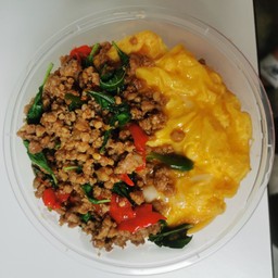 กระเพราหมูสับ+ไข่ข้น