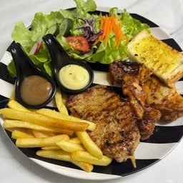 สเต็กพอร์คลอยคู่สเต็กไก่สไปซี่ใน 1 จาน