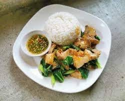 ผัดคะน้าราดข้าว