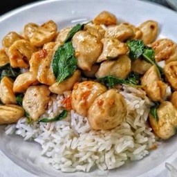 ข้าวกระเพราลูกชิ้นหมู