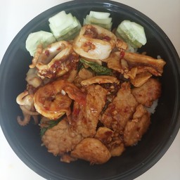 ข้าวหอมมะลิราดผัดกระเพราะรวมมิตร