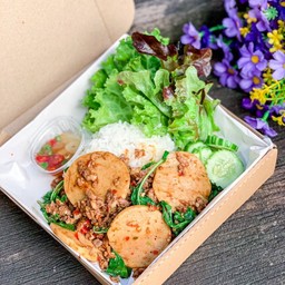 กะเพราหมูสับ+หมูยอออ