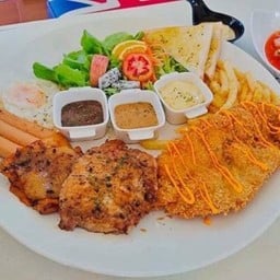 set1 สเต็กถาดหมู,ไก่,ปลาทอด,ไส้กรอกชอสเชง1ชิ้น