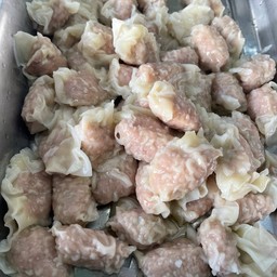 เกี๊ยวหมูชิ้นโต น้ำจิ้มแจ่ว