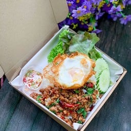 ข้าวกะเพราไก่สับ ไข่ดาว