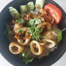 ข้าวหอมมะลิราดปลาหมึกกระเทียม