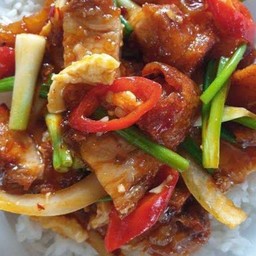 ข้าวราด หมูกรอบผัดพริกเผา